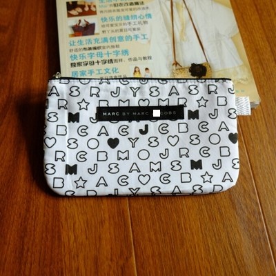 upload_3cc30de15147cee34d87fc04f3449c1b_Marc Jacobs字母包1对3
