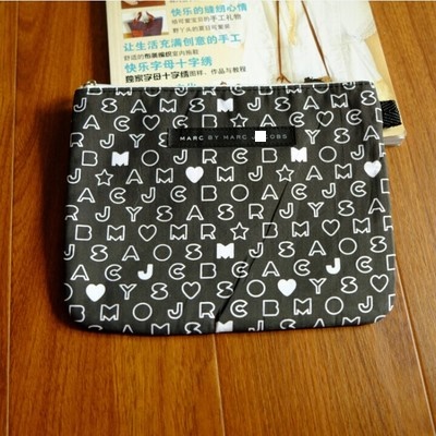 upload_cdd0f1d25c150e25d79f545454467735_Marc Jacobs字母包1对2