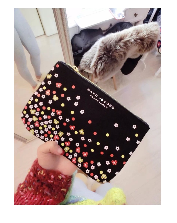 upload_25f1c455df568af3375398b440d32f53_Marc Jacobs雏菊和蜜蜂香水通用小碎花化妆包1